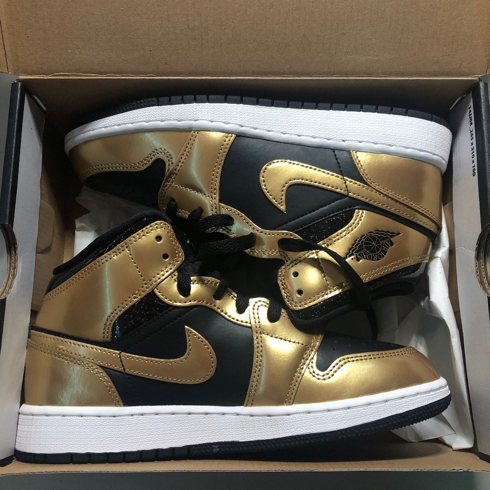 Nike Air Jordan 1 Mid SE Metallic Gold Grade School.